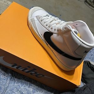 W BLAZER MID 77 size 6 BLACK AND WHITE